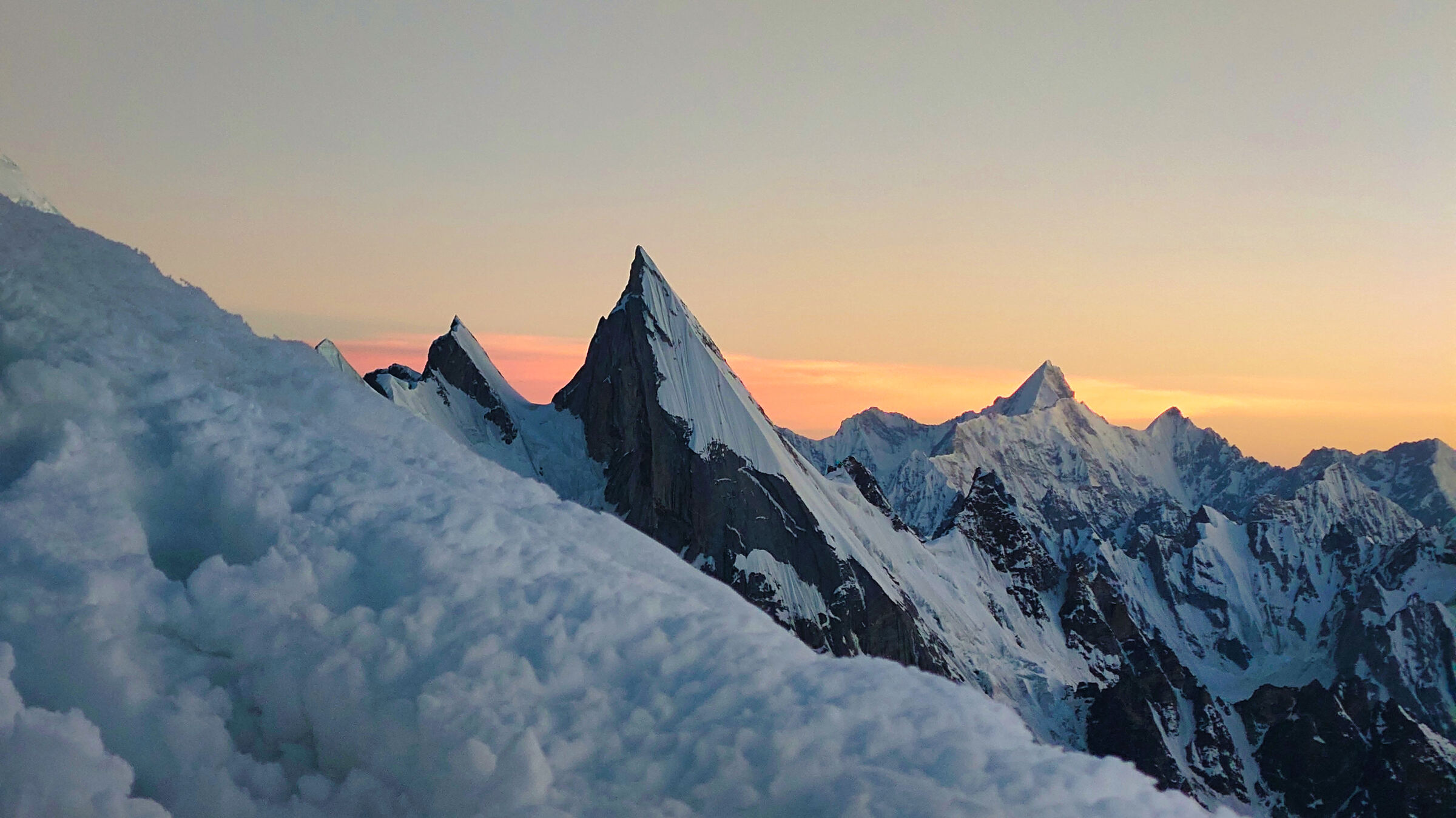 Widok na skalno-lodową grań Laila Peak o zachodzie słońca, z przełęczy Gondogoro Pass w paśmie Karakorum